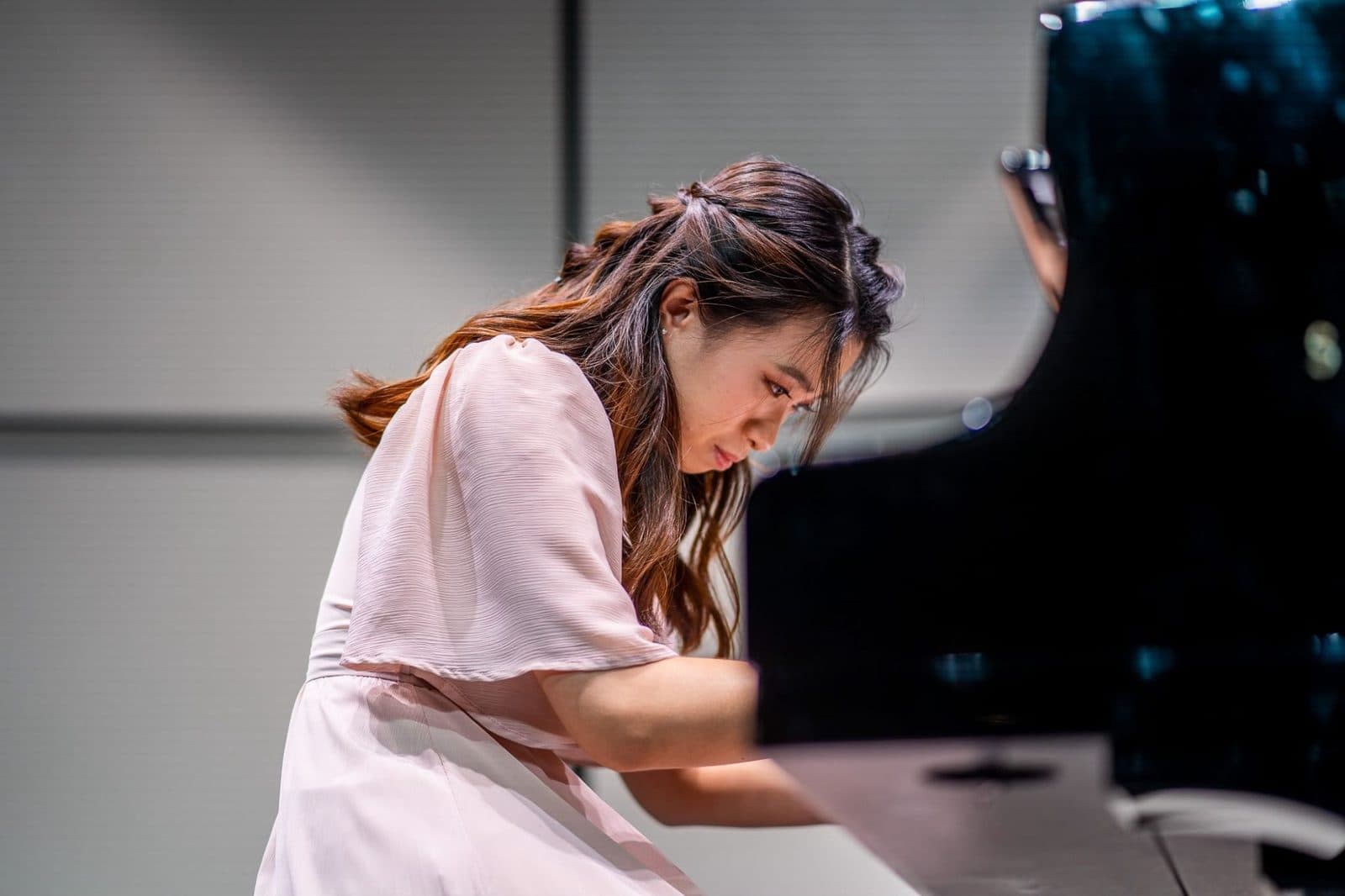 Magdalene Chua performing at the piano